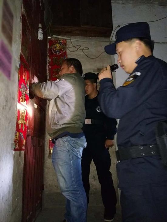 湛江粗心妈妈误将幼女锁家中 民警全城寻开锁师傅开门